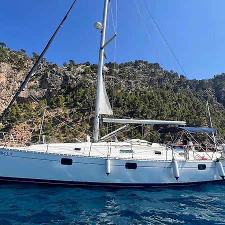 Magnific Sailboat Next To The Beach Bcn Μπαδαλόνα Εξωτερικό φωτογραφία